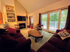 R3 Lovely Bretton Woods townhome with updated kitchen sauna WiFi Steps to the ski trails